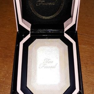 Too Faced Diamond light Highlighter